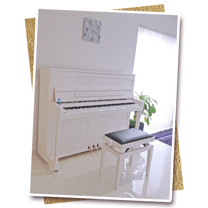 「真っ白なお部屋にぴったりのペトロフ」