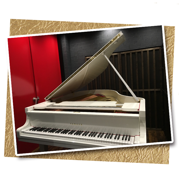 「上質な木材と熟練した職人の作るクオリティ。そして鳴りがハンパないボディ。」