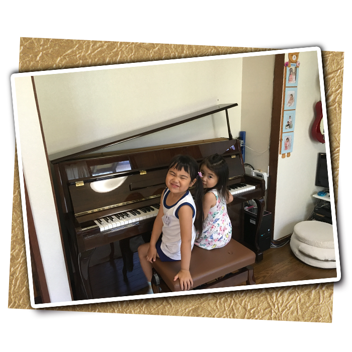 「嬉しそうに弾いています。」